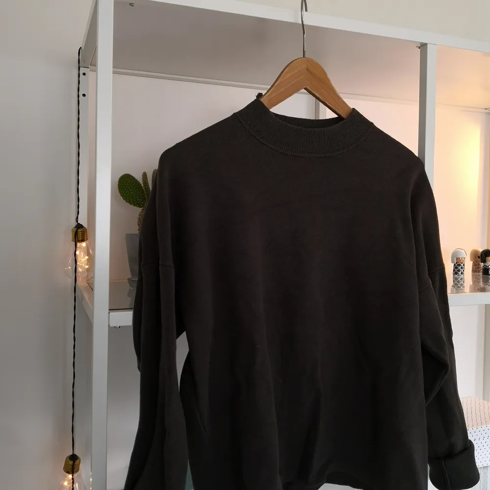 Grön-grå stickad tröja från H&M. Använd men ganska bra skick. Kan både skicka och mötas upp i Stockholm. . Stickat.