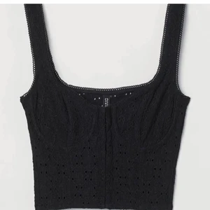 Svart korsett - Säljer en as snygg svart korsett som jag köpte från plick men kommer från Hm. Slutsåld. Den är ganska liten i storleken så tror alla som är xxs till en liten M kan nog ha den. Hon jag köpte av har klippt tyget vid bygeln eftersom det var hårt tyg. Men täcker fortfarande jättebra.