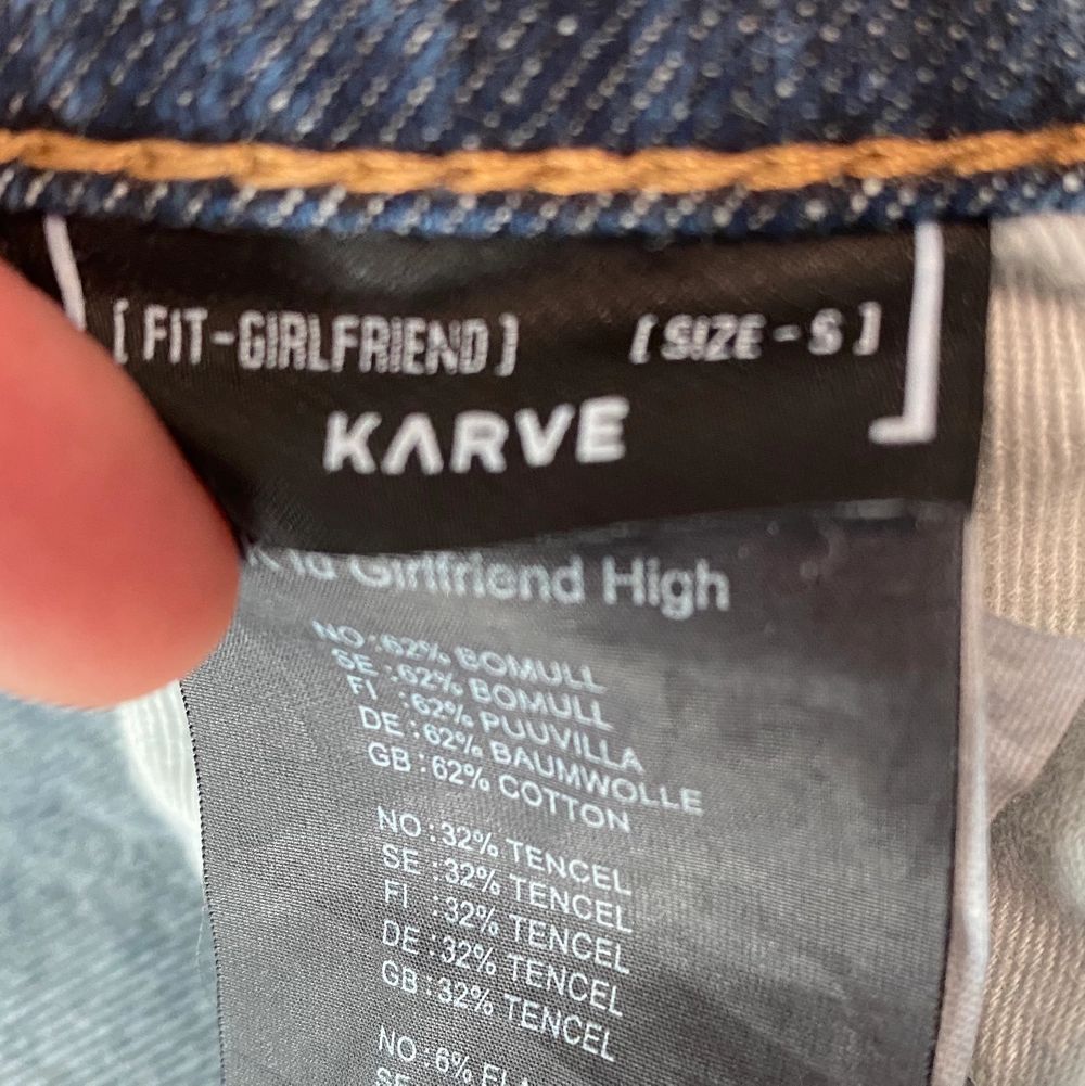 Jeans från KARVE med blekt ficka i girlfriend passform. Inga defekter. Jeans & Byxor.