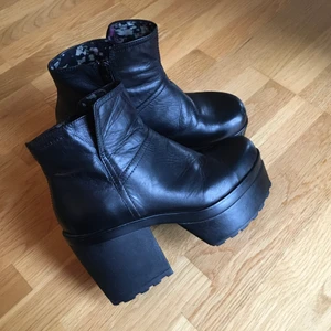 Vagabond skor - Vagabond skor med hög klack samt platå. Använda ett fåtal gånger och är därmed i fint skick! Köparen betalar frakten.