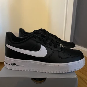 Nike Air Force low junior storlek 37 - Hej hej! Jag tänkte sälja mina skor som jag beställde dem är jätte fina med tyckte inte att dem passade mig så tänkte att jag kunde prova att sälja dem här eftersom returen var så dyr. Dem är helt oanvända, provade snabbt så kan säga att storleken stämmer bra:) —> Köparen står för frakten.