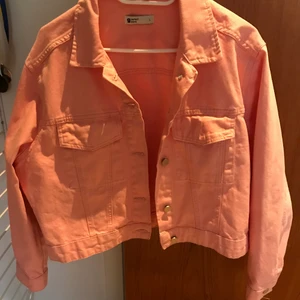 Rosa Jeans jack!  - Rosa jeans jacka från Gina! Storlek L men skulle säga att den passar S också. Aldrig använd så väldigt bra skick! 💕❣️
