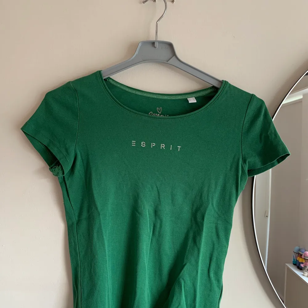 Säljer jätte fin grön t-shirt från Esprit, köparen står för frakten🛍📦 buda om du är intresserad, startbud: 60kr . T-shirts.