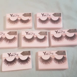 Snygga Lösögonfransar - Skitsnygga lösögonfransar, har skaffat lashlift så använder inte längre lösögonfransar. Ett orginalpris är ca 120. Säljer 1=50 eller alla sju för 300 kroner. Inga av dem är använda förutom ett par som är öppnade så jag kunnde ta närmre bättre bild. 💗