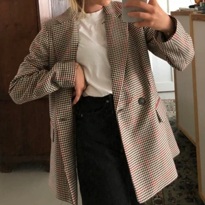 Blazer - Hundtandsmönstrad blazer helt oanvänd med prislapp kvar. Säljer då den inte kommer till användning.