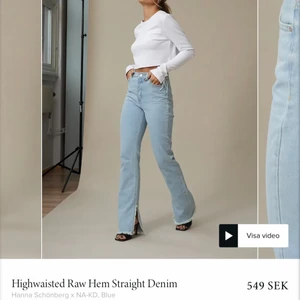 Ljusblå jeans med slits  - Säljer dessa otroligt snygga byxor på grund av att jag beställde för stor storlek. Perfekt skick då det aldrig är använda, endast testade.   Hör av er vid frågor eller fler bilder :) är ca 170 cm lång. Om fler är intresserade blir det den som budar högst som får byxorna. 