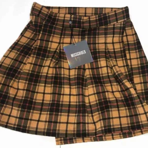 rutig oanvänd kjol från missguided - rutig oanvänd kjol med prislapp kvar, från missguided, strl 34