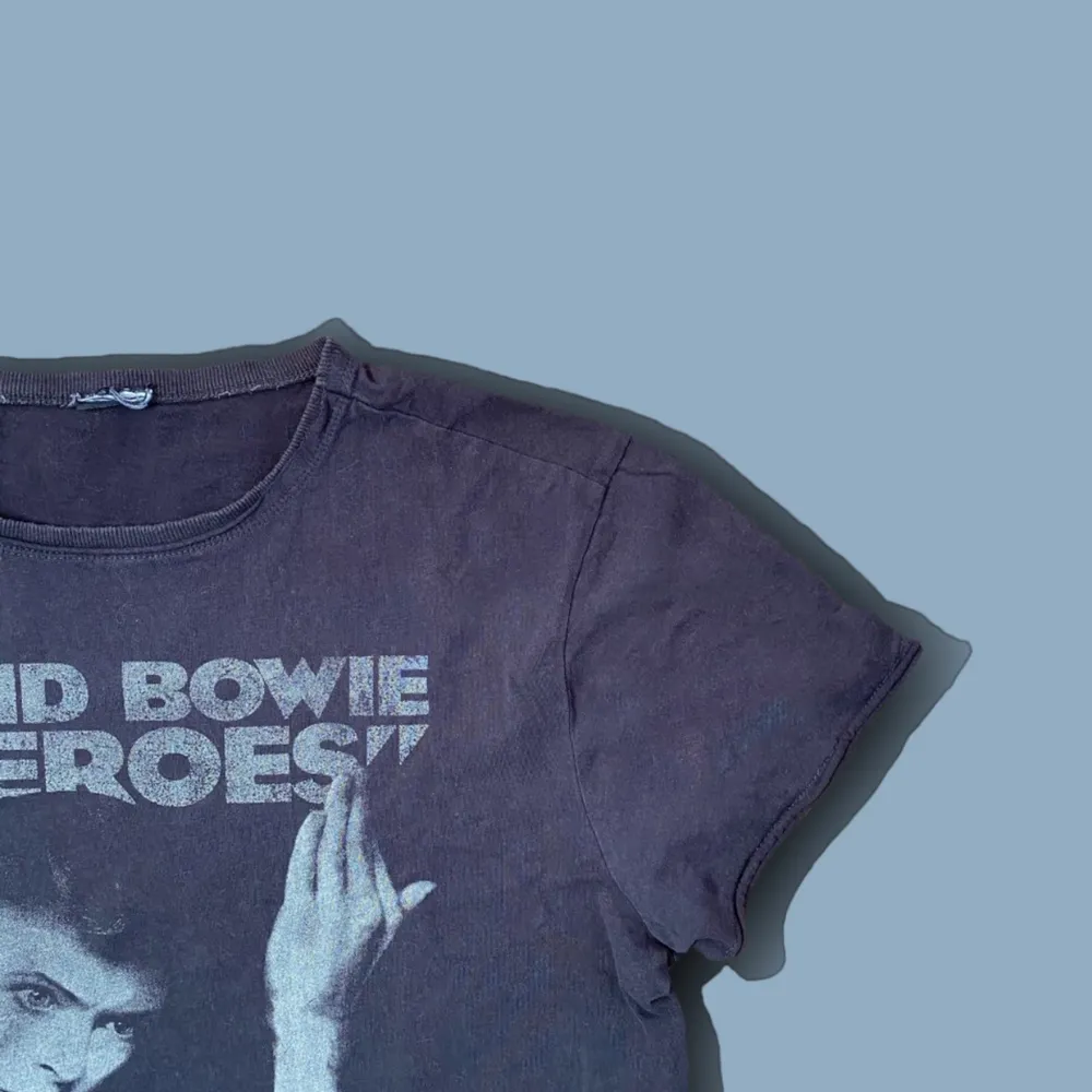 Vintage David Bowie reprint från konserten 1978. Ni med kultur där ute borde förstå vilket värde denna har. Riktigt fin och printet är snygg ”urtvättat”. Cond är 7/10 då tag saknas. Pris går att diskuteras. T-shirts.