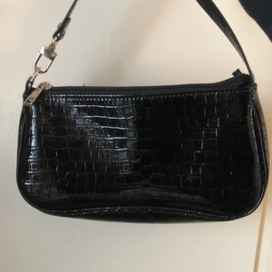 Väska  - Snake skinn skimrig väska. Jätte fin och kort axelband.