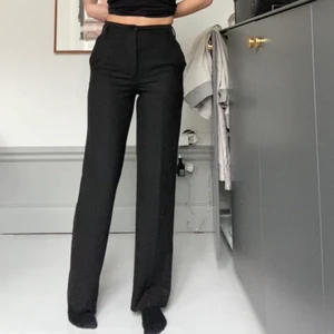 Raka kostymbyxor - Byxorna finns kvar så länge annonsen inte är markerad såld! Så snygga raka zara kostymbyxor! Säljs inte längre på hemsidan. Använda 1 gång. Midjan är insydd lite grann men går lätt att sprätta upp om man skulle önska midjan strörre. Strl XS men skulle bedöma de som strl 34 ev 36 om sömmarna sprättas upp. Jag är 173 cm lång. Frakt 66kr. Först till kvarn som gäller. Säljer även massor med andra jeans/byxor på min profil.💕