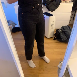 Svarta jeans  - Säljer mina svarta jeans från Zara. Dom är i ett bra skick då dom knappt är andvända. Jag säljer för att jag tycker dom sitter för tajt på mig. Det är storlek 38 men dom är för små i storleken så byxorna passar någon som har 36/34!💖💖