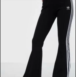 Adidas flared ribbed pants - använda 1 gång storlek 40-42. Obs, lånad bild