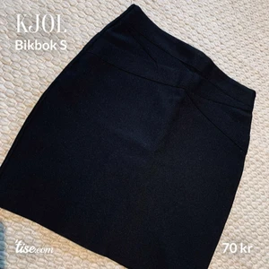 Kjol svart  - Figurnära kjol från bikbok. Mycket fint skick. 