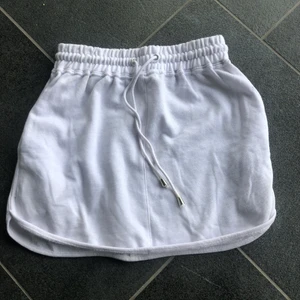 Kjol i mjukt tyg - Från BikBok, stl. XS. Betalar frakt.