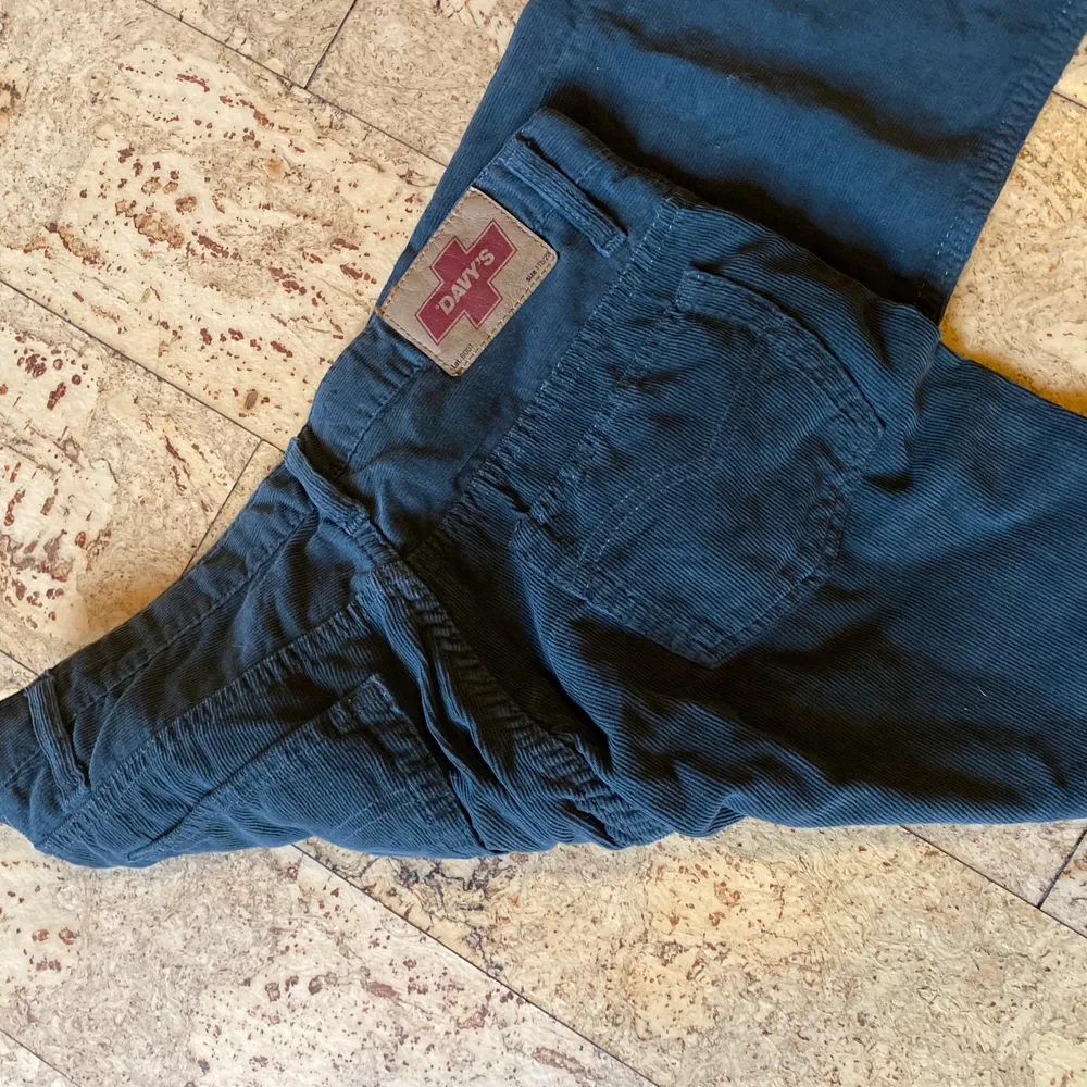 Ett par coola manchesterbyxor ja hittade på en loppis, de är utsvängda ben och färgen är mörkblå/grön ish, storlek 27/28. Jeans & Byxor.