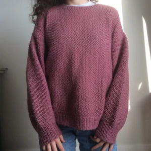 Stickad tröja - Stickad tröja käpt 2nd hand. Förmodligen hemstickad! Passar S-L beroende på passform. Lite nopprig och har ett litet hål som syns på bild 2, men som är lätt att sy ihop. 