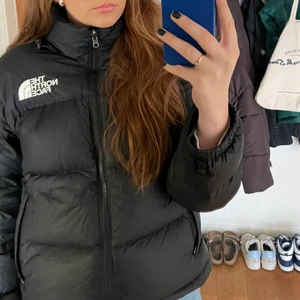  The North Face Puffer Jacket - *kolla gärna in mina andra annonser💚 Säljer nu min favoritjacka ifrån northface då den inte kommer till användning lika mycket som jag önskar! Den är i perfekt skick och är sparsamt använd! Nypris 2899.  Köparen står för frakt & kan mötas i Göteborg💞