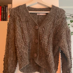 Grå Stickad Cardigan  - En grå stickad cargdigan från ZARA, någorlunda liten i storleken. Knappt använd och i bra skick. 