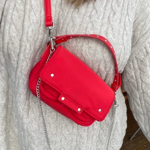 NuNoo väska - Small honey ifrån NuNoo. I nylon. Sparsamt använd. Kommer med två stycken avtagbara band. Köpt för 599kr på Nelly.com