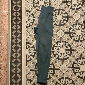 Tights icaniwill - Strl S typ grön blå färg svårt att få med på bild 