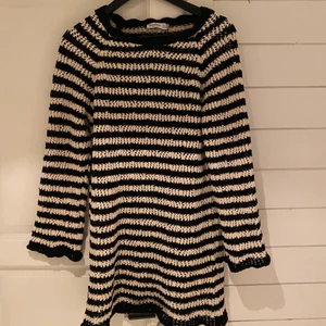 Klänning - Stickad klänning som aldrig är använd, så så fin!!🤍🤍