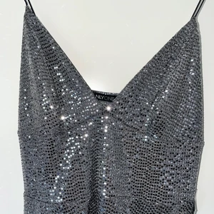 Glittrig Klänning  - Jättefin glittrig klänning från Nelly med lappen kvar! Säljer då den inte kommit till användning och är endast testad. Skriv för fler bilder💕