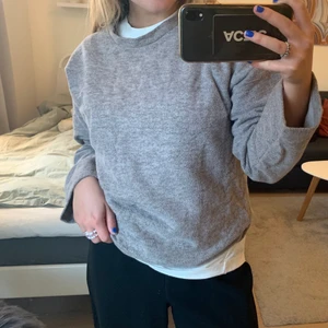 Tröja - Beige/grå tröja från zara. Väldigt skön, älskar att ärmarna är lite bredare!
