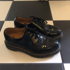 Dr martens låga - Låga de martens i nästan nyskick! Enbart använda några få gånger :) Har några defekter framtill, köparen står för frakten <3 (de är märkta som 36 men passar mig som har 37 också!)