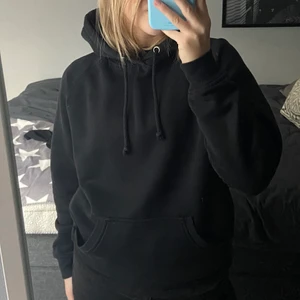 Svart Hoodie  - Svart Hoodie från bikbok, i använt skick🙌 är i strl XS men sitter bra på mig som vanligtvis är en S🤩 köparen står för frakten!!
