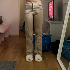 Beiga jeans - Beiga jeans från bik bok i storlek M! Jag är 173cm
