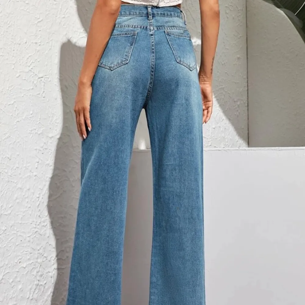 Säljer dessa jeans från shiein i wide leg modell då de ej kommer till användning, och är därför i bra skick. De är i storlek S men skulle snarare säga att de passar en M.. Jeans & Byxor.
