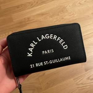 Plånbok från Karl Lagerfeld. Tycker verkligen jätte mycket om den men kommer inte till användning. Helt felfri och ser ut som ny❤️