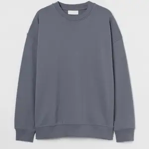 Snygg sweatshirt från h&m. Använd några gånger men i fint skick! Storlek L men sitter jätte snyggt oversized på en xs-m