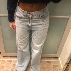 VINTAGE LEVIS JEANS - skitsnygga levis jeans, köpta för ett tag sen på secondhand. modellen heter ribcage wide leg och storleken är W27. bra skick trots användning, sömmen vid byxans slut är avklippt ( cirka 3cm) men fortfarande långa på mig som är 173cm och vanligtvis bär storlek xs-s/W25 i jeans. 