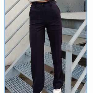 Marinblå kostymbyxor disignbysi strl SX  - Kolla de två sista bilderna ( lite knottriga under rumpan ) och sprättade upp ner vid foten, annars väldigt bra skick, du kan buda lägre än 100kr