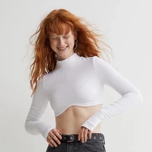 Topp - Cool topp med tumhål, skuren nertill. Frakt tillkommer! 💘