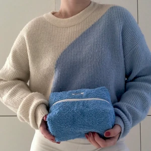 Handgjord necessär 💙 - Handsydd necessär gjort av återvunna tyger köpt second hand. Går även att köpa på min instagram @bernhbernh eller via www.bernh.se🥰🌸🤍   18x14x9 cm