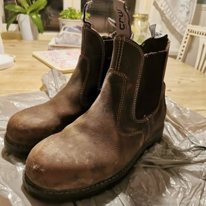 Bruna stålhätteskor - Bruna stålhätteskor Jättefina bruna stålhätta skor från CRW, i bra skick, liiite leriga men det går att tvätta av enkelt! Jag fixar det om det önskas. Fullt funktionella även fast liter leriga😅 Köptes för 679kr, jag säljer för 200kr. Pris kan förhandlas vid snabb affär :) Storlek: 37