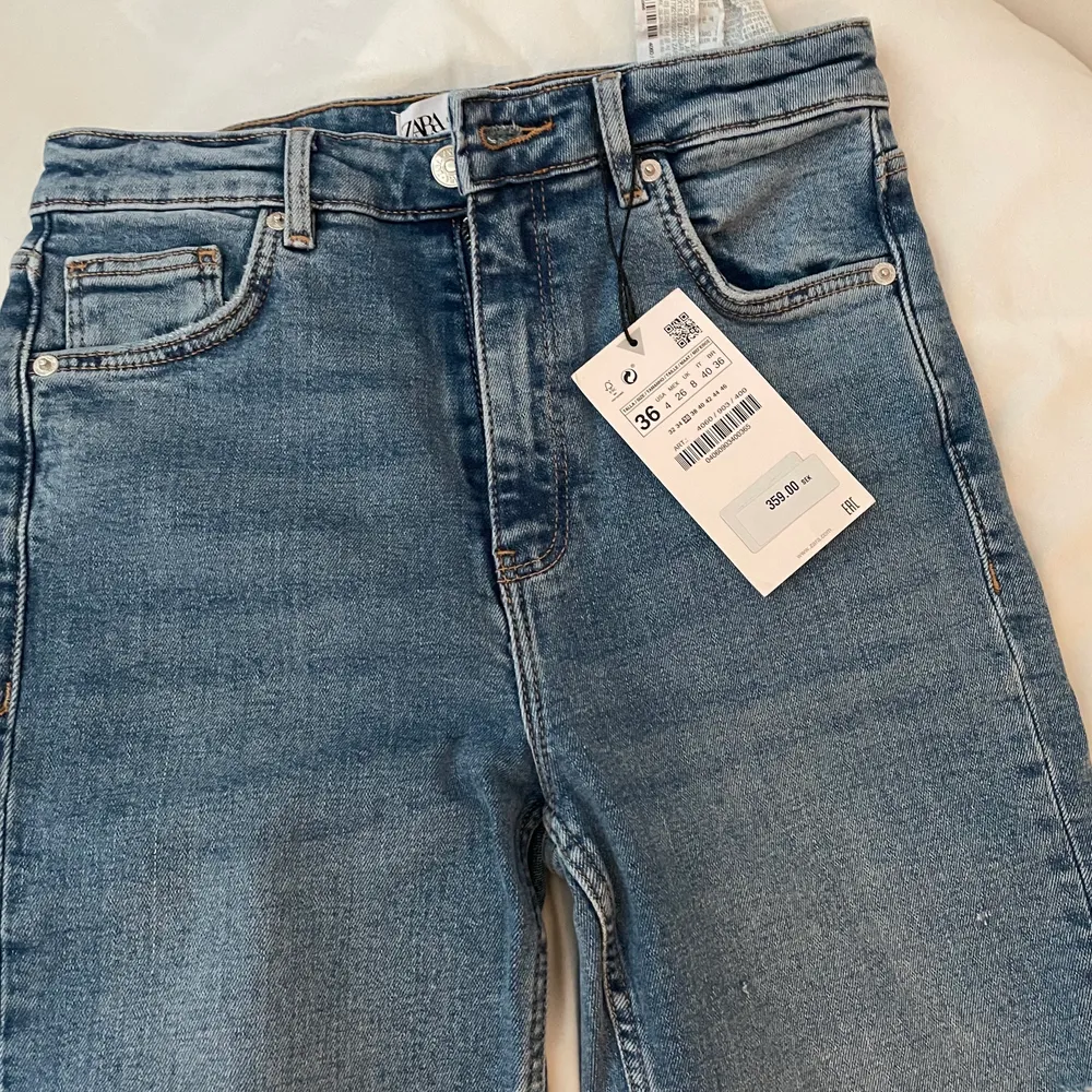 Säljer mina helt oanvända jeans från Zara. De har små detaljer och är splitade nere vid benen. Har vanligtvis 34. . Jeans & Byxor.