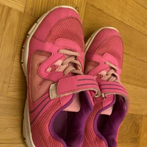 Råsa skor  - Råsa skor jag har använt dem ganska många gånger men dem är inte smutsiga jag vill sälja dem för att jag gillar inte råsa färg längre någon annan kanske vill ha dem. Man kan ha dem till idrotten eller till annat och dem är lila inuti 