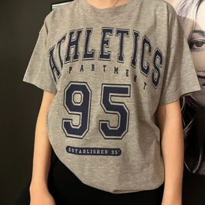 T-shirt från Asos - En grå T-shirt från ASOS ✨ Knappt använd :) Frakt tillkommer!