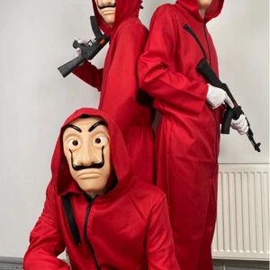La casa de papel costume - Nu säljer jag min La Casa De Papel dräkt inför Haloween. Använd bara en gång så i nyskick!!!💵🧨🧨🧨