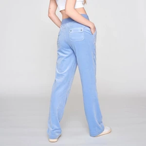 Juicy couture - Juicy couture set i ljusblå färg! Byxorna är i storlek S och koftan M. Använd endast 1 gång så den är i princip nästan ny. Inga skador! Ordinarie pris var cirka 2300kr. Buda privat!🥰