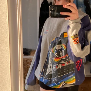 Formel 2 sweater jeff Gordon merch  - * Racerbilförare för Jeff Gordon merch * Inköpt: december 2019 Stadsmissionen  * Använd: 2ggr  * Storlek: XL (uppfattas som XXL)  * Kvalitet: mycket god, nyskick  * Fyra tryck (rygg, mage, arm, revben & bröst) * Svårt att få med allt på bild. Fråga för mer.  * Frakt inräknad inte BUDGIVNING: höjning med 10kr. Eller köp på en gång för 250kr. 