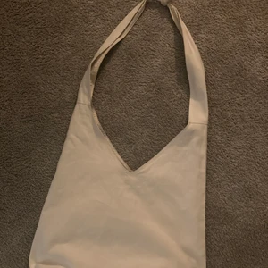 Tote/cross-body väska med knut - Intressekoll på dessa slags väskor! Gjorda i Japan av bomull med fodring på insidan. Fickor inuti varav en går att stänga med blixtlås!✨                                                   Finns i benvit/svart!