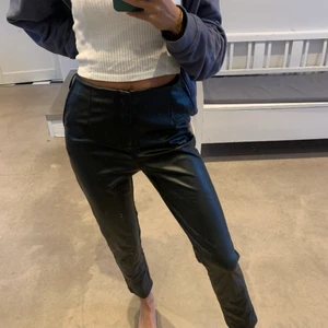 Läderimitation  - Läderbyxor som dessvärre används för lite av mig! Både snygga o klä upp och klä ner