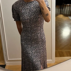 Klänning från H&M🤎 - Klänning från H&M i blommigt mönster🤎