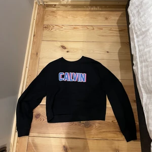 Calvin Klein tröja  - Jättefin Calvin tröja köpt på Zalando för ca 2-3 år sedan❤️‍🔥 använd Max 6 gånger💞 köpare står för frakt 