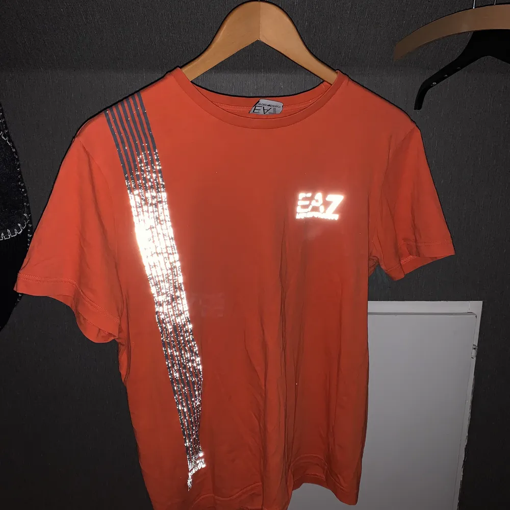 EA7 T-shirt, orange med reflekterande detaljer. . T-shirts.