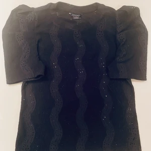 Topp Monki  - Svart topp md kort puffärm från Monika med ”hål mönster”strl.S, använd men fin.